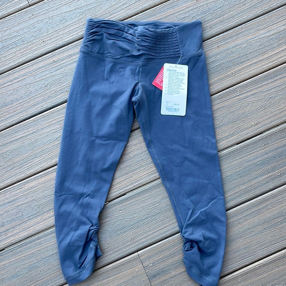 lululemon athletica Pants - Lululemon Cobra Crop Leggings Size 4 NWT Coal